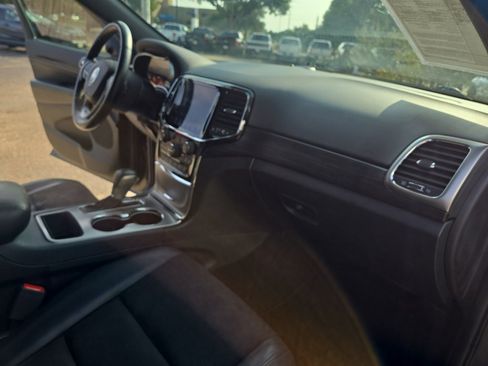 Used 2020 Jeep Grand Cherokee Laredo w/ Laredo X Package image 12