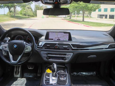 Used 2019 BMW 750i w/ Executive Package RWD image 27