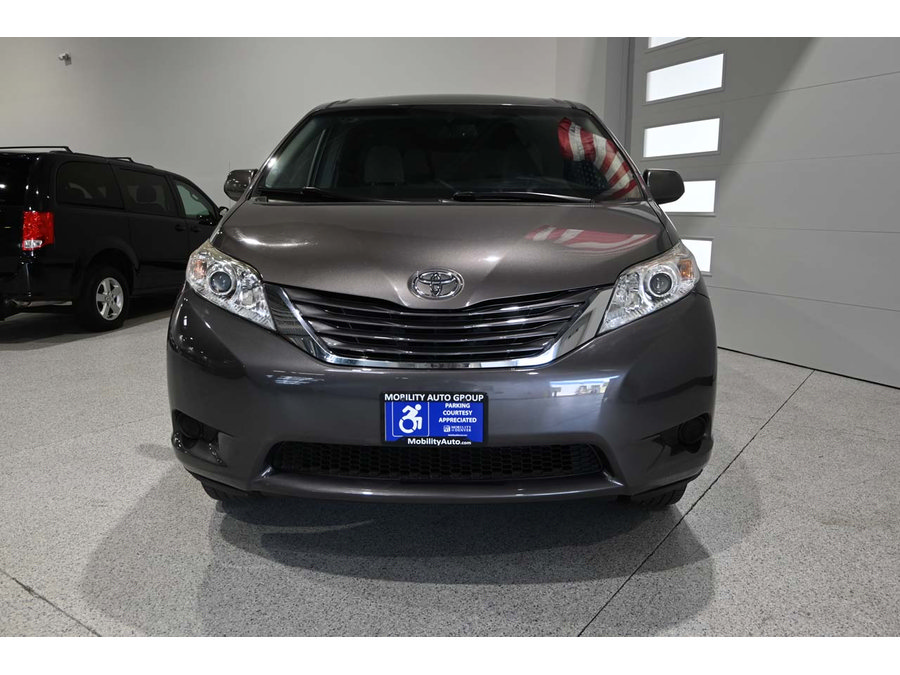 Used 2017 Toyota Sienna LE FWD image 4