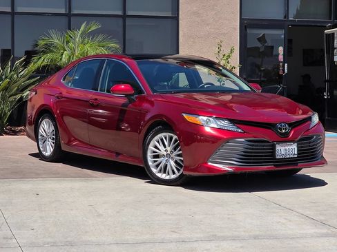 Used 2018 Toyota Camry XLE FWD image 3