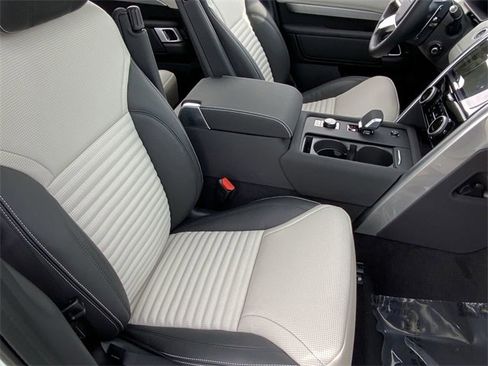 Used 2025 Land Rover Discovery Dynamic SE image 10