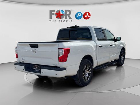 Used 2022 Nissan Titan SV w/ SV Convenience Package image 5