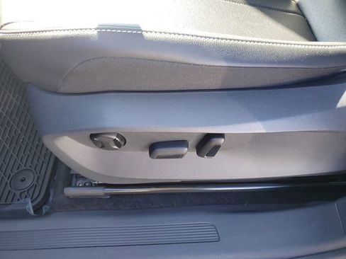 Used 2024 Volkswagen Tiguan SE image 19