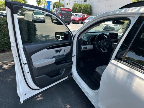 Used 2025 Honda Pilot Touring image 21