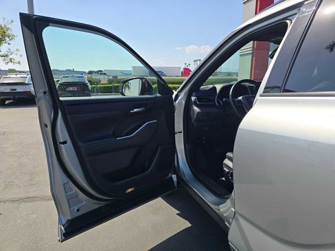Used 2021 Toyota Highlander XSE FWD image 23