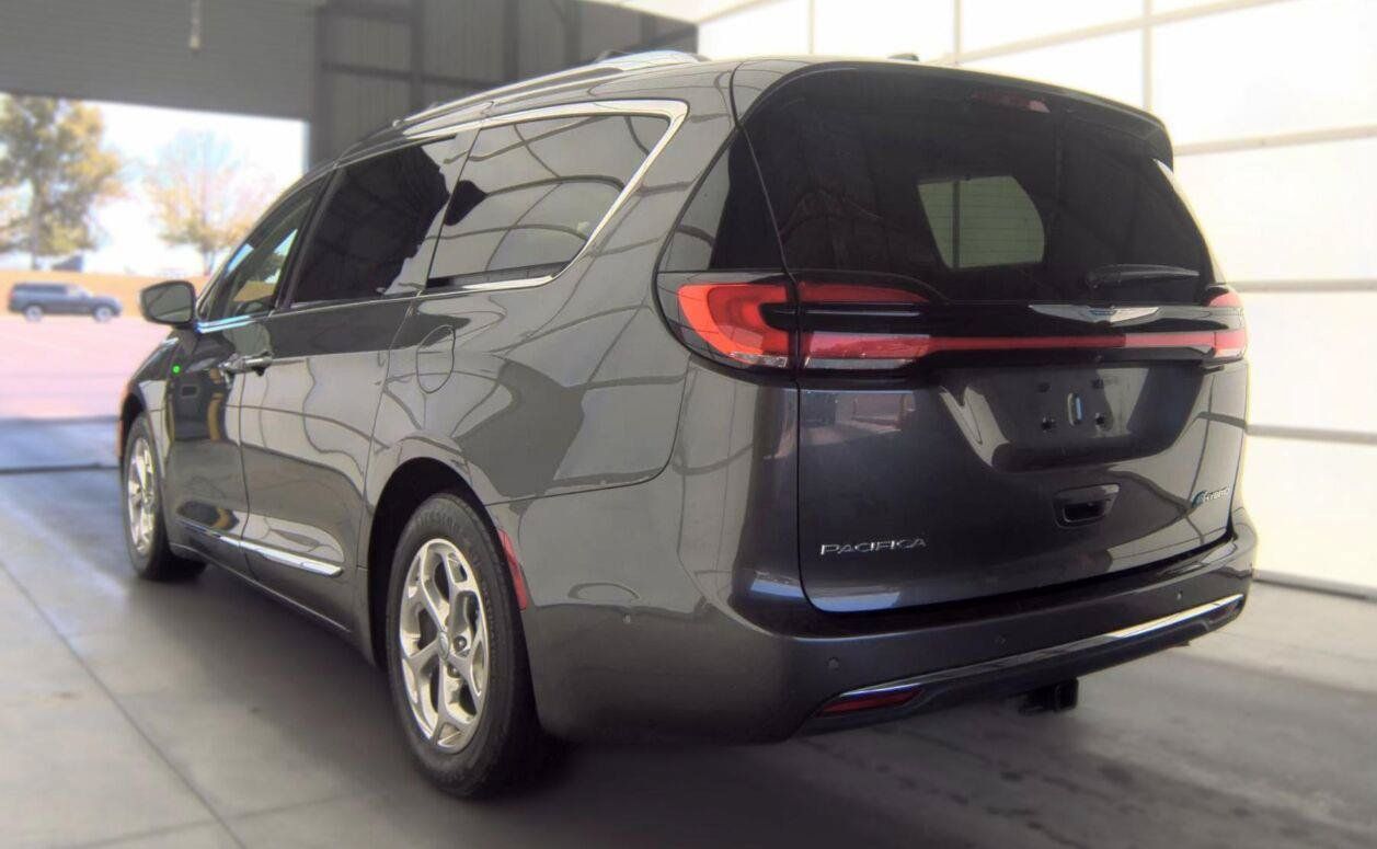Used 2021 Chrysler Pacifica Limited w/ Uconnect Theater Family Group FWD image 18