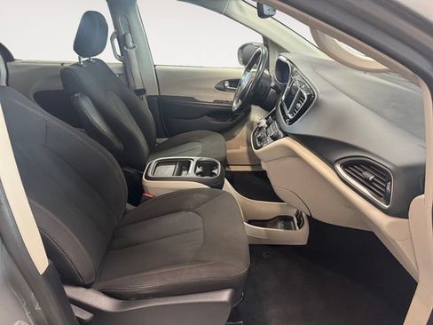 Used 2020 Chrysler Pacifica Touring w/ Cold Weather Group FWD image 4