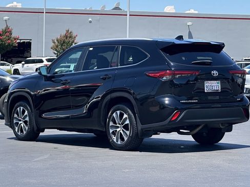 Used 2023 Toyota Highlander XLE FWD image 7