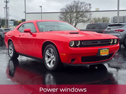 Used 2015 Dodge Challenger SXT image 8