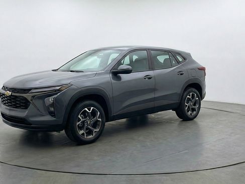 Used 2025 Chevrolet Trax LT FWD image 3