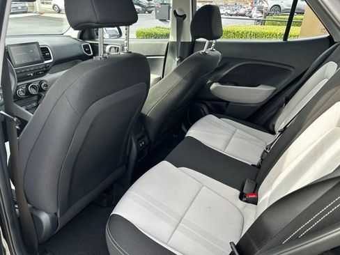 Used 2025 Hyundai Venue SEL image 9