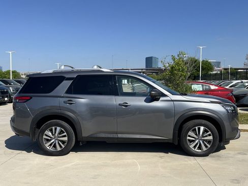 Certified 2025 Nissan Pathfinder SL image 3