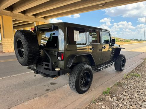Used 2015 Jeep Wrangler Unlimited Sahara w/ Connectivity Group AWD/4WD image 3