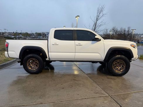 Used 2023 Toyota Tacoma TRD Off-Road w/ Technology Package AWD/4WD image 10