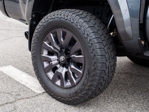 Used 2022 Toyota Tacoma Limited image 7