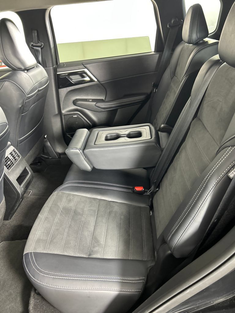 Used 2025 Mitsubishi Outlander SE AWD/4WD image 16