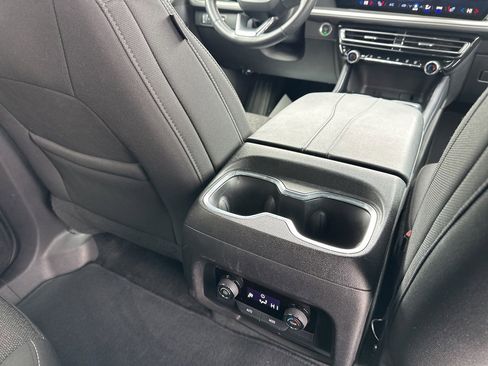 Used 2025 Chevrolet Traverse LT image 50