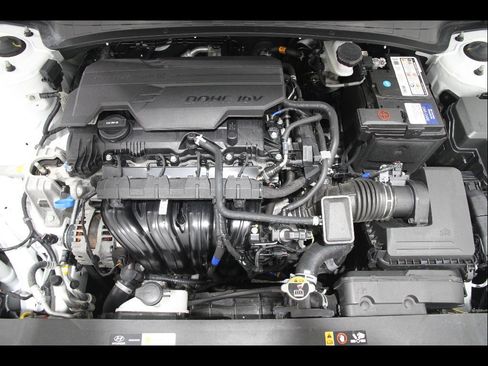 Certified 2025 Hyundai Elantra Sport FWD image 19