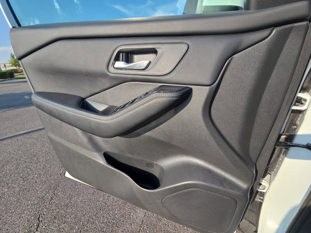 Used 2025 Nissan Rogue SV FWD image 30