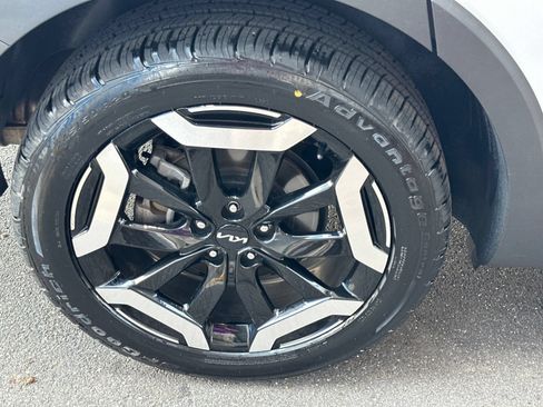 Used 2024 Kia Telluride EX w/ EX Captain's Chair Package AWD/4WD image 12