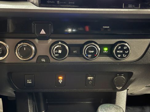 Used 2017 Toyota Tacoma TRD Off-Road w/ Tow Package (A/T) image 31