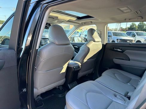 Used 2022 Toyota Highlander XLE AWD/4WD image 15