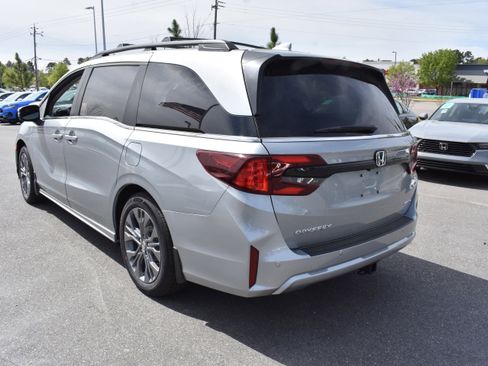 New 2026 Honda Odyssey Touring image 7