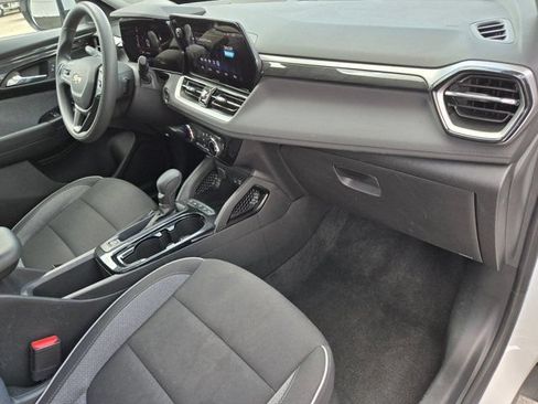 Used 2025 Chevrolet TrailBlazer LT AWD/4WD image 31