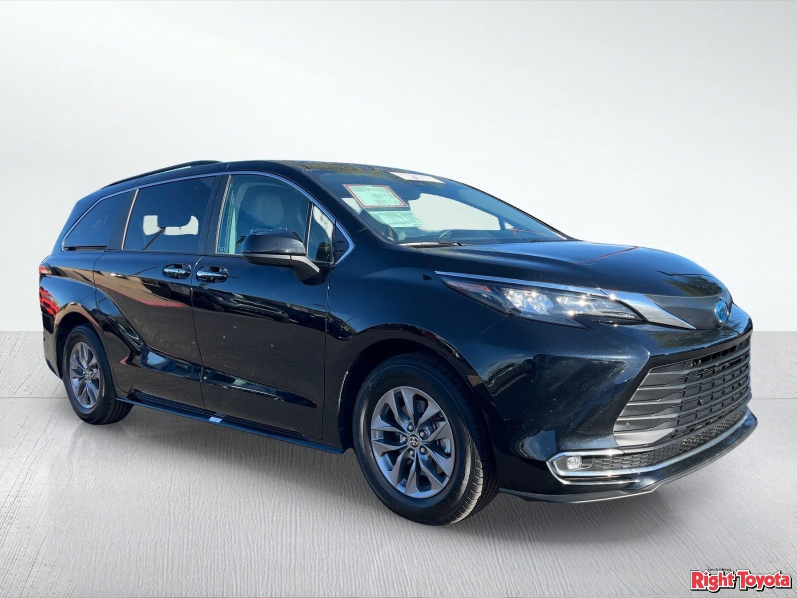 Certified 2024 Toyota Sienna XLE FWD image 9