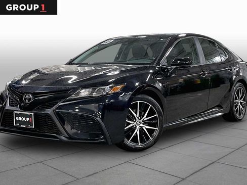 Used 2023 Toyota Camry SE w/ Cold Weather Package AWD/4WD image 1