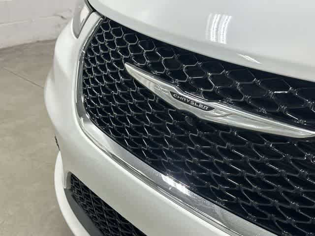 Used 2025 Chrysler Pacifica Select FWD image 30