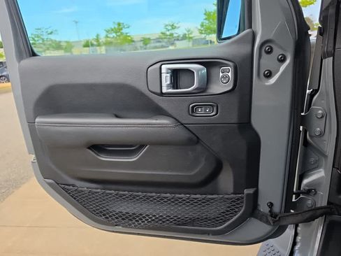 Used 2023 Jeep Wrangler Unlimited Sahara AWD/4WD image 20
