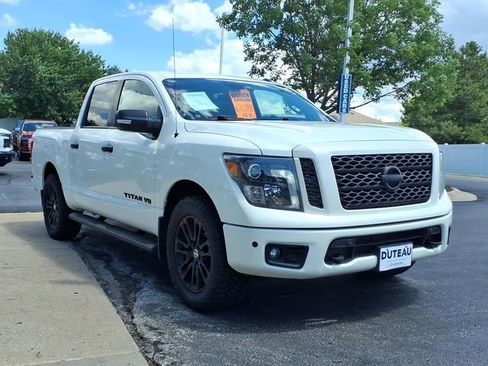 Used 2019 Nissan Titan SV w/ SV Convenience Package AWD/4WD image 3