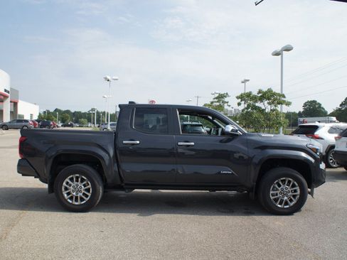 Used 2025 Toyota Tacoma Limited AWD/4WD image 21