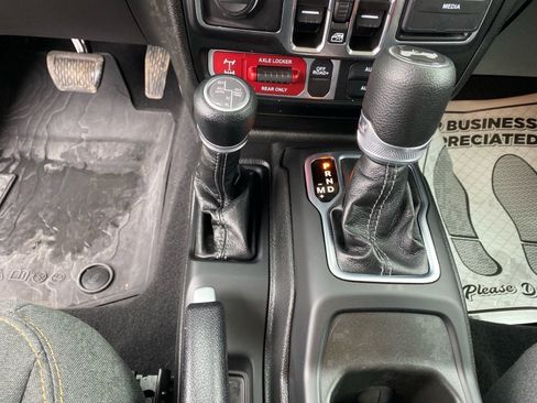 Used 2025 Jeep Wrangler Willys image 12