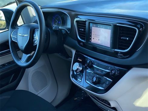 Used 2023 Chrysler Voyager LX image 34