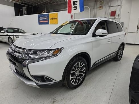 Used 2018 Mitsubishi Outlander SEL image 3