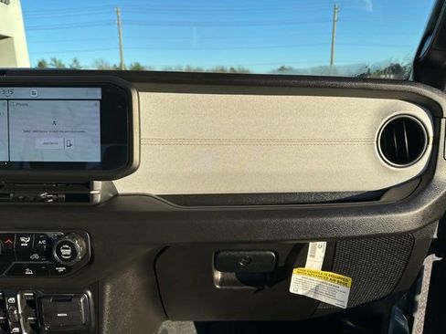 Used 2024 Jeep Gladiator Sport image 41