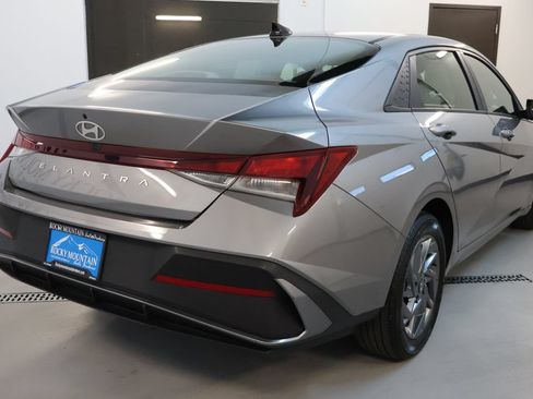 Used 2024 Hyundai Elantra SEL FWD image 7