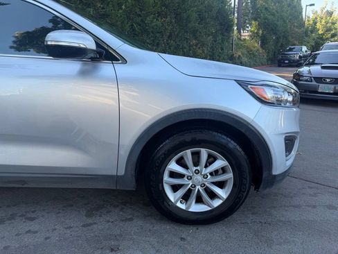 Used 2018 Kia Sorento FWD image 3