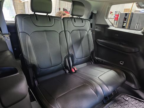 Used 2023 Jeep Grand Cherokee L Limited w/ Luxury Tech Group II AWD/4WD image 12
