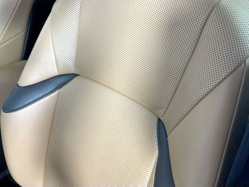 Used 2019 Lexus ES 300h w/ Premium Package image 19