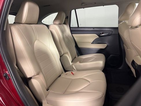 Certified 2023 Toyota Highlander XLE image 30