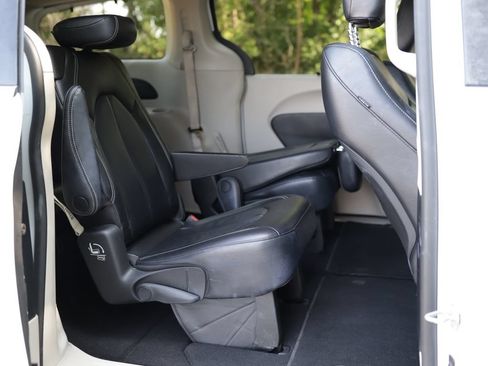 Used 2022 Chrysler Pacifica Touring-L FWD image 28