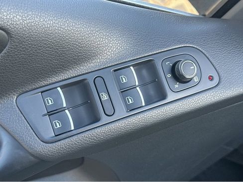 Used 2016 Volkswagen Tiguan SE image 36