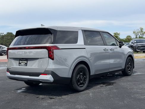 New 2027 Kia Carnival LX FWD image 4