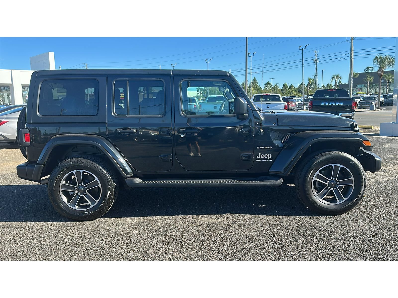 Used 2023 Jeep Wrangler Unlimited Sahara AWD/4WD image 7