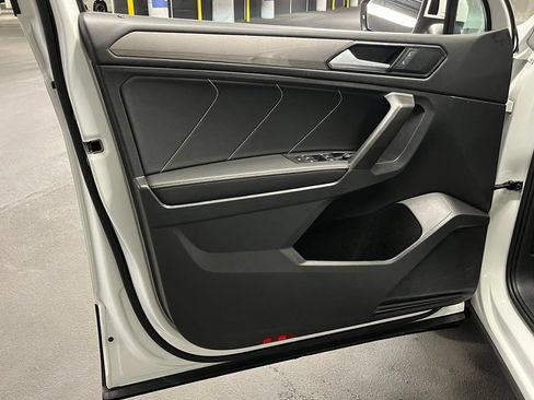 Used 2023 Volkswagen Tiguan SE w/ Panoramic Sunroof Package FWD image 16