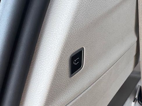 Used 2023 Chrysler Pacifica Touring-L FWD image 6