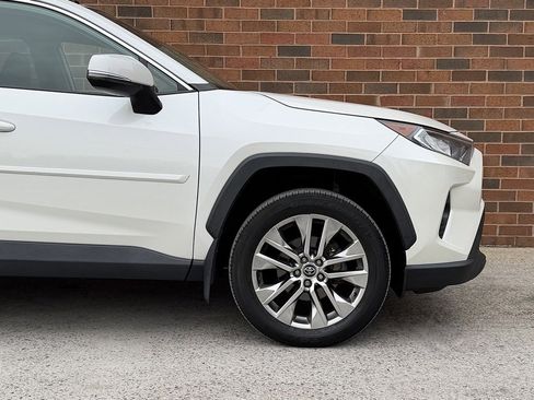 Used 2021 Toyota RAV4 XLE Premium image 11